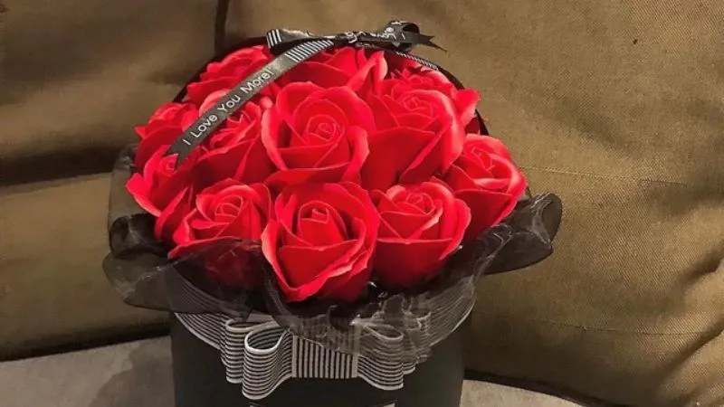 Gợi ý quà tặng 14 2: Những bó hoa sáp nghệ thuật và hoa tươi lãng mạn