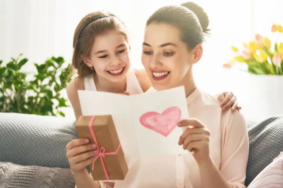 3 hoc sinh cap 1 chuc sinh nhat me