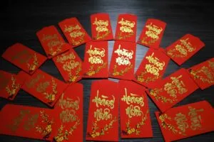 Dịch vụ cá nhân hóa quà tặng: Viết tên riêng lên bao lì xì thư pháp cao cấp