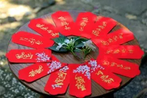 Trang trí bao lì xì Tết với họa tiết hoa mai và chữ thư pháp nghệ thuật