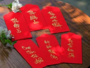 Dịch vụ viết bao lì xì thư pháp theo yêu cầu, tạo dấu ấn riêng cho quà tặng