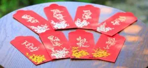 Bao lì xì chúc Tết 2025 với thư pháp chữ "Vạn Sự Như Ý"