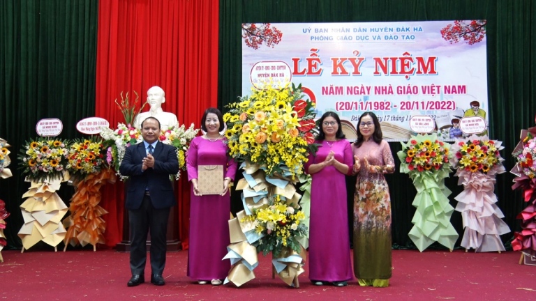 Quà Tặng Thầy Giáo 20 11 Ý Nghĩa: 50+ Gợi Ý Tinh Tế, Sang Trọng Tôn Vinh Người Lái Đò