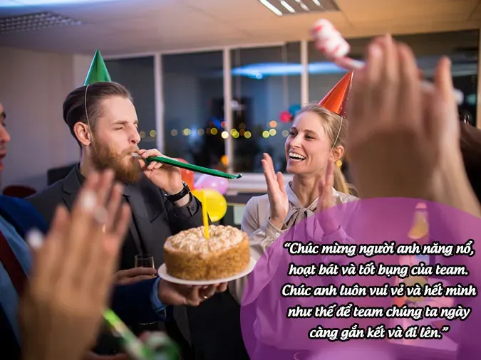 Đồng nghiệp nam nhận bánh kem sinh nhật
