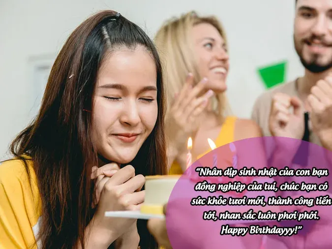 Đồng nghiệp nữ mỉm cười rạng rỡ bên bánh kem