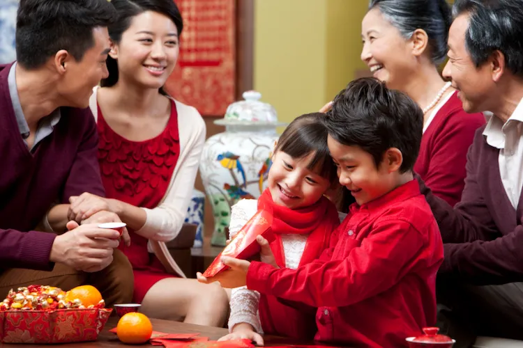 Lời Chúc Tết Gia Đình: Khoảnh khắc ấm áp và sum vầy của các thế hệ trong gia đình