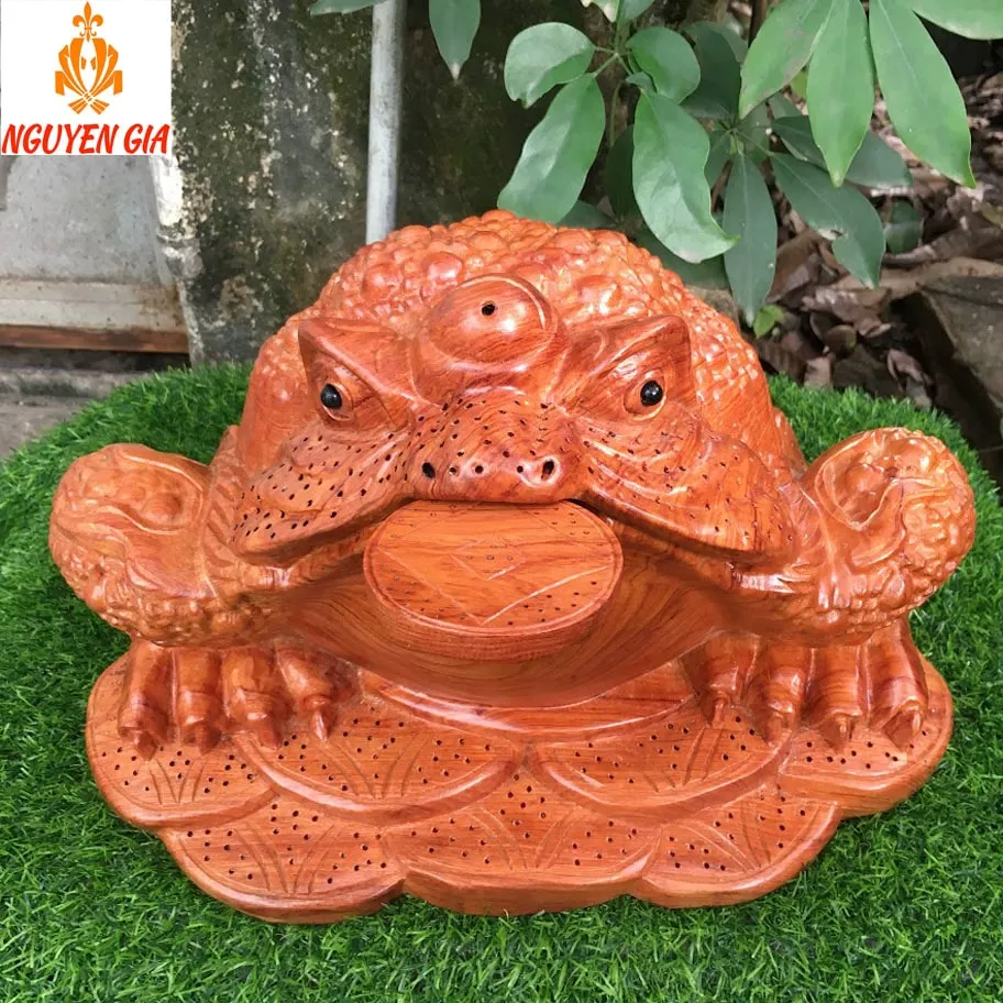 Cóc Ngậm Tiền (Thiềm Thừ) bằng gỗ, biểu tượng lời chúc khai trương quán cà phê may mắn