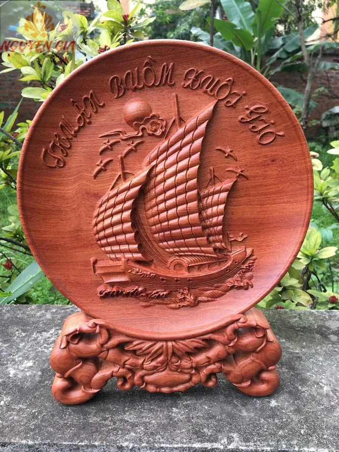 Đĩa gỗ phong thủy Thuận Buồm Xuôi Gió, món quà kèm lời chúc khai trương quán cà phê hanh thông