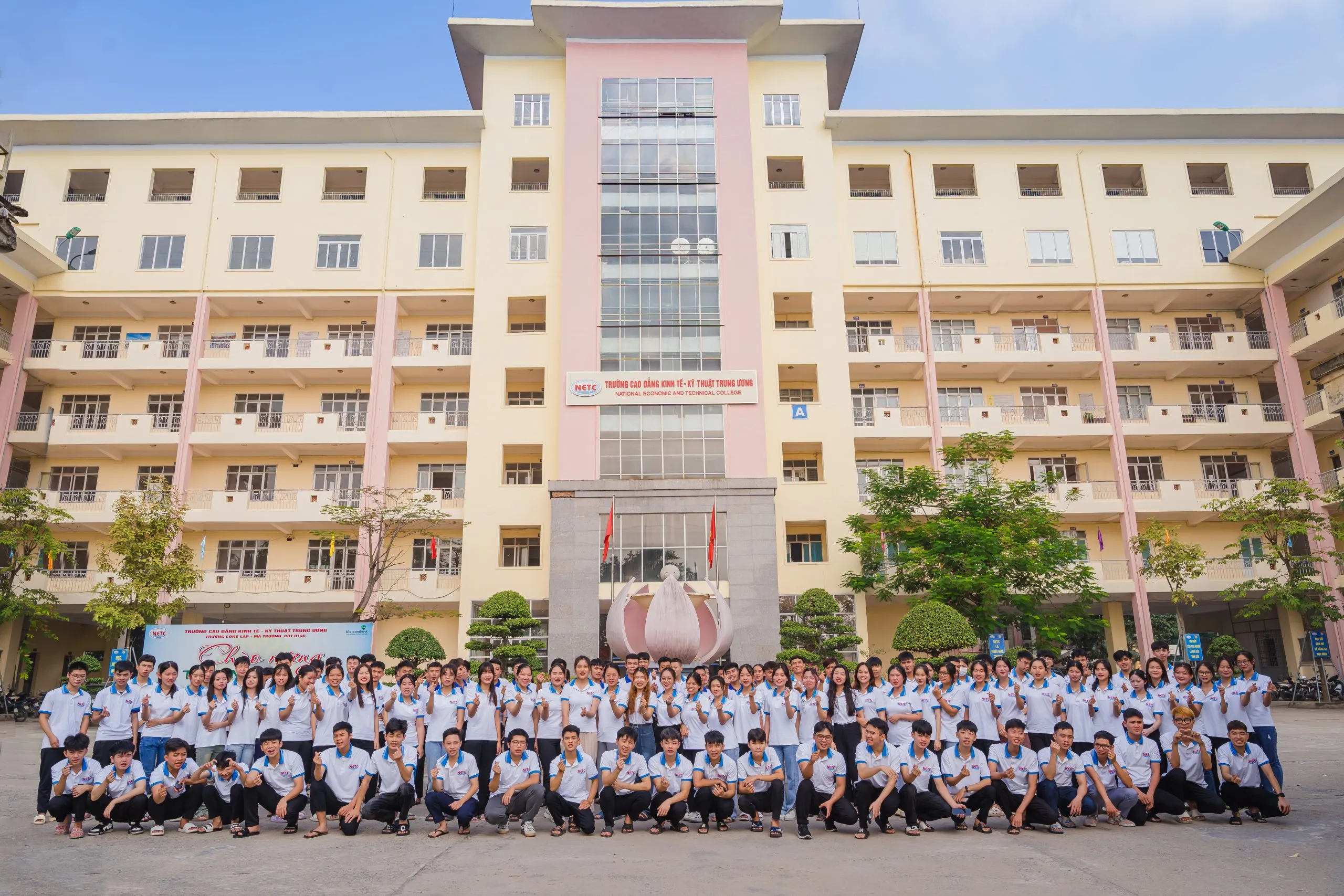 Một lời chúc có lẽ không nói lên tất cả sự biết ơn của em dành cho cô.