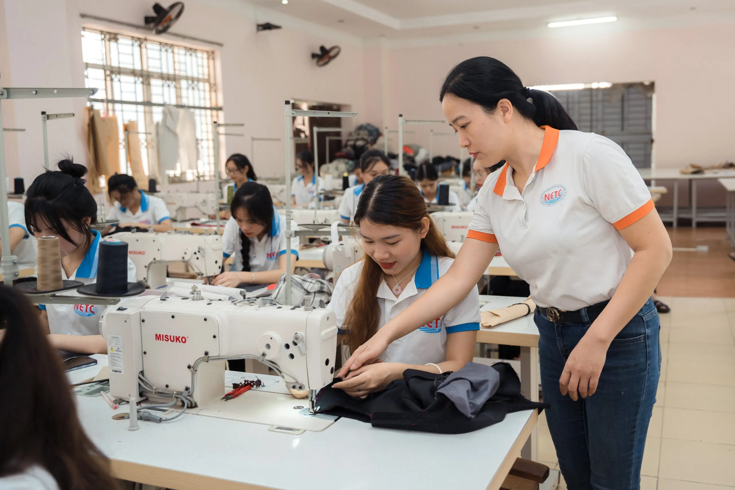 Cảm ơn thầy đã mang đến những bài giảng quý báu đến cho chúng em.