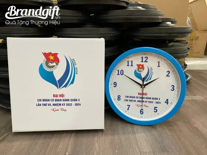 Đồng hồ treo tường in logo làm quà tặng thiết thực và ý nghĩa