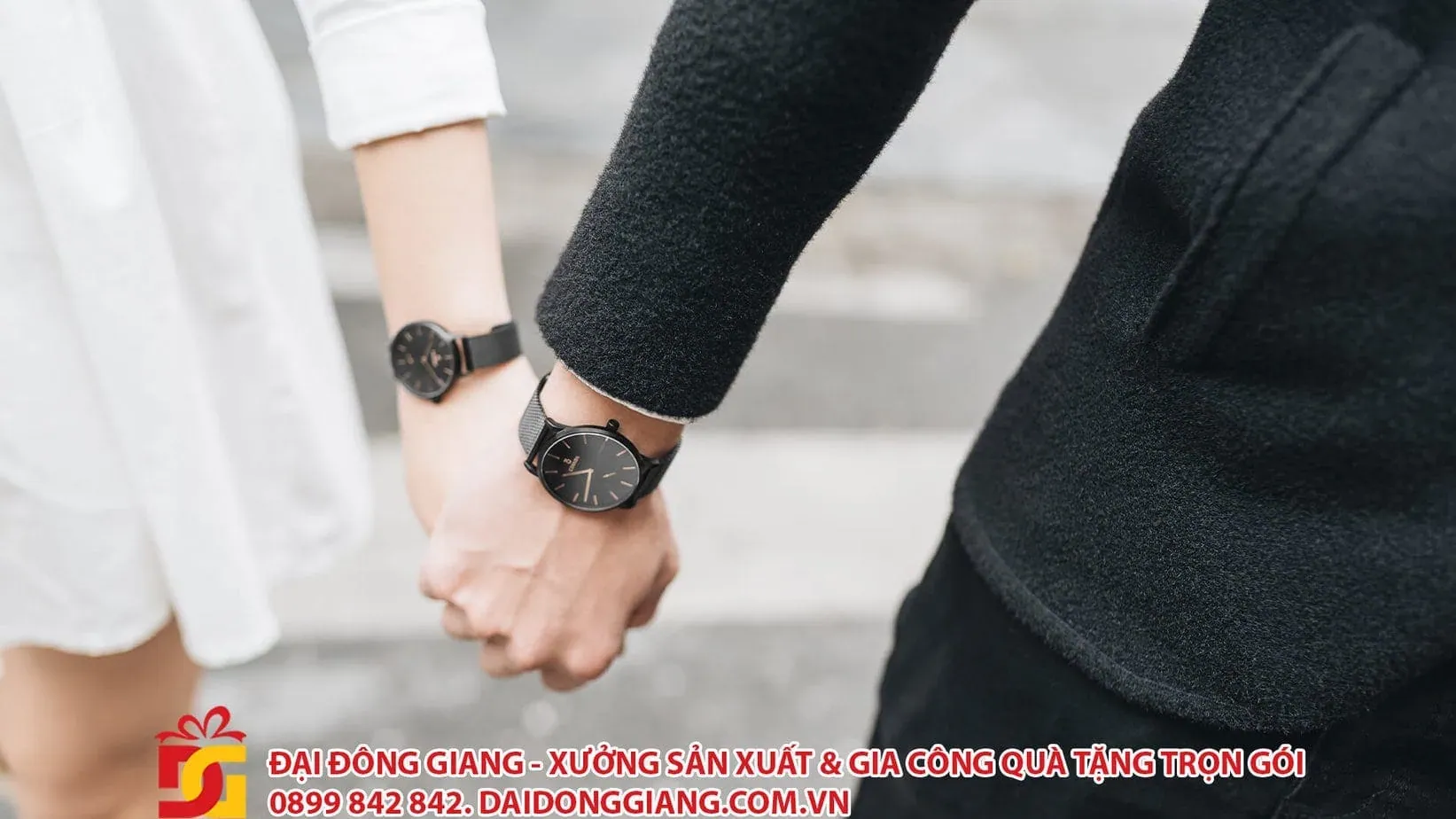 Hai chiếc đồng hồ đeo tay đôi thiết kế tinh xảo, quà tặng đám hỏi nhắc nhở thời gian