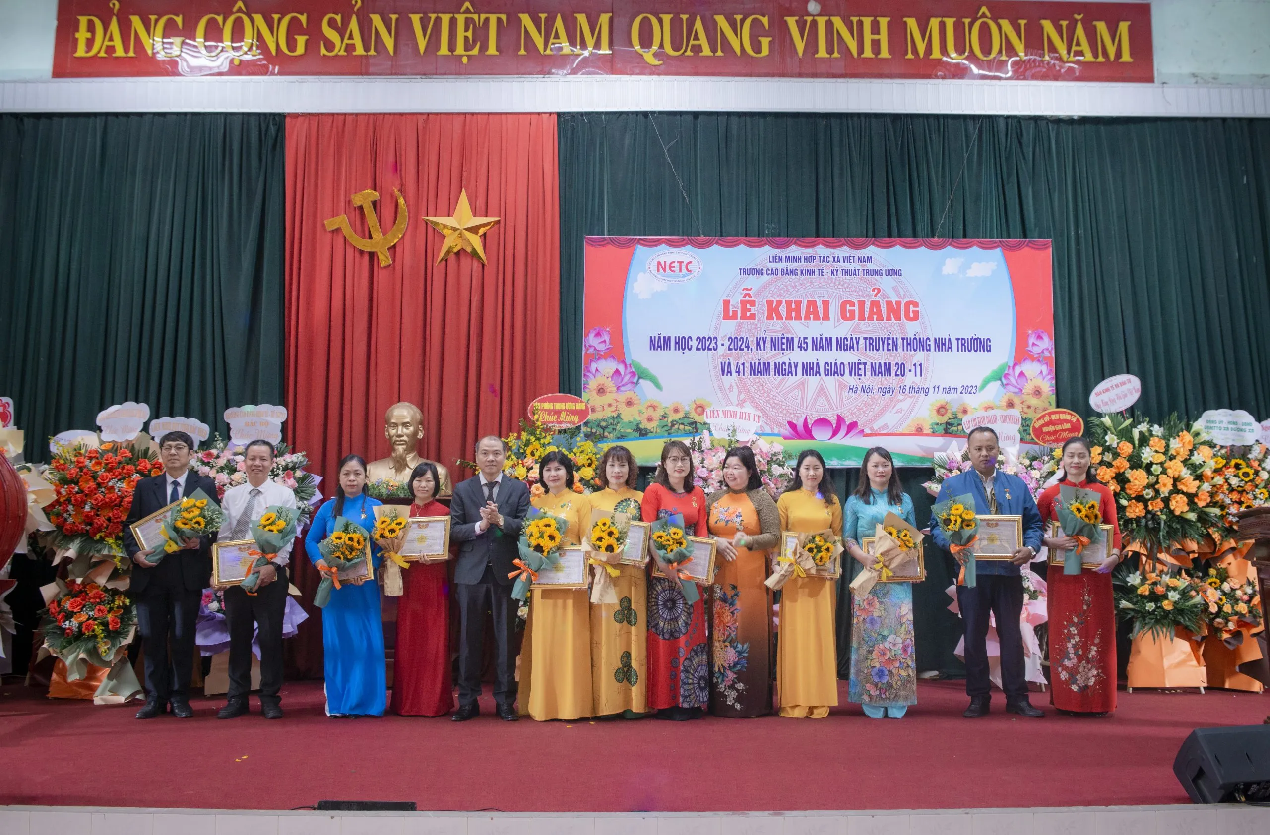 Cảm ơn những tình cảm và kiến thức của cô dành cho chúng em.