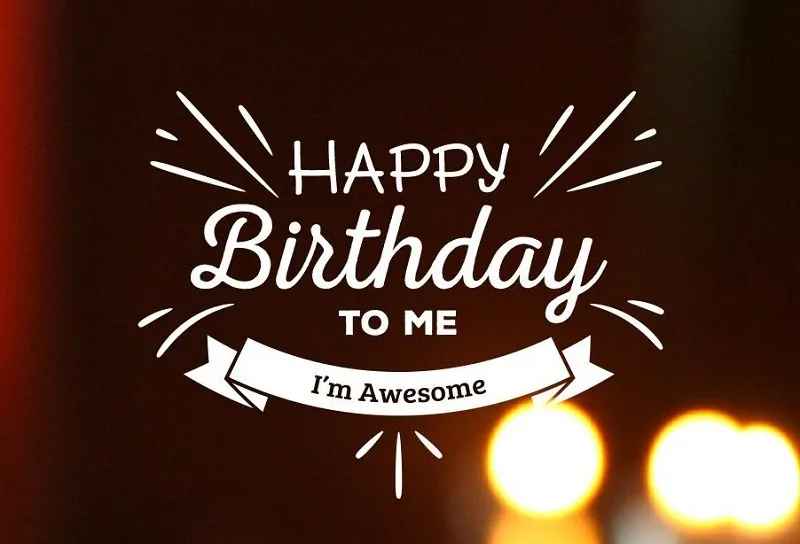 Một người trưởng thành đang mỉm cười nhẹ nhàng, thể hiện sự chiêm nghiệm và ổn định ở tuổi 30 hoặc 40