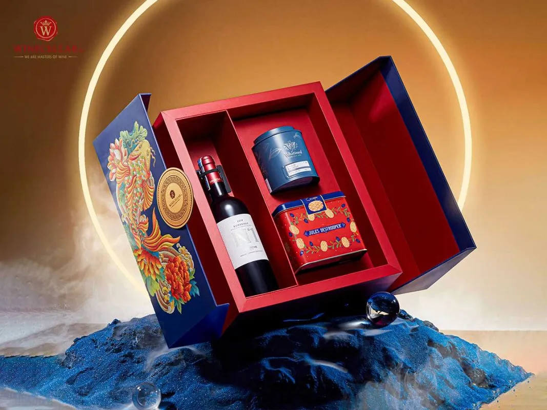 Chi tiết hộp quà Lý Ngư với thiết kế sang trọng và phức tạp, thể hiện sự tinh tế