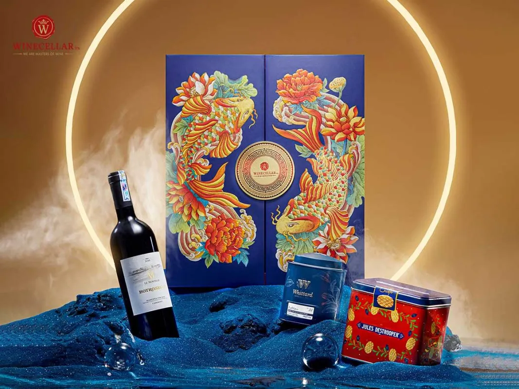 Hộp quà Tết Lý Ngư được trưng bày trang trọng, thể hiện tâm huyết của người tặng