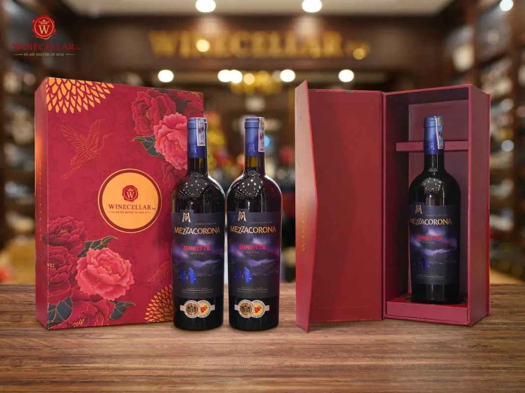 Hộp quà Tết sang trọng với chai rượu vang và các phụ kiện đi kèm