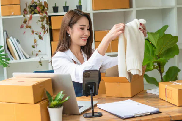 Hình ảnh mô tả công việc của người bán hàng trực tuyến, nhấn mạnh sự cố gắng và nỗ lực.