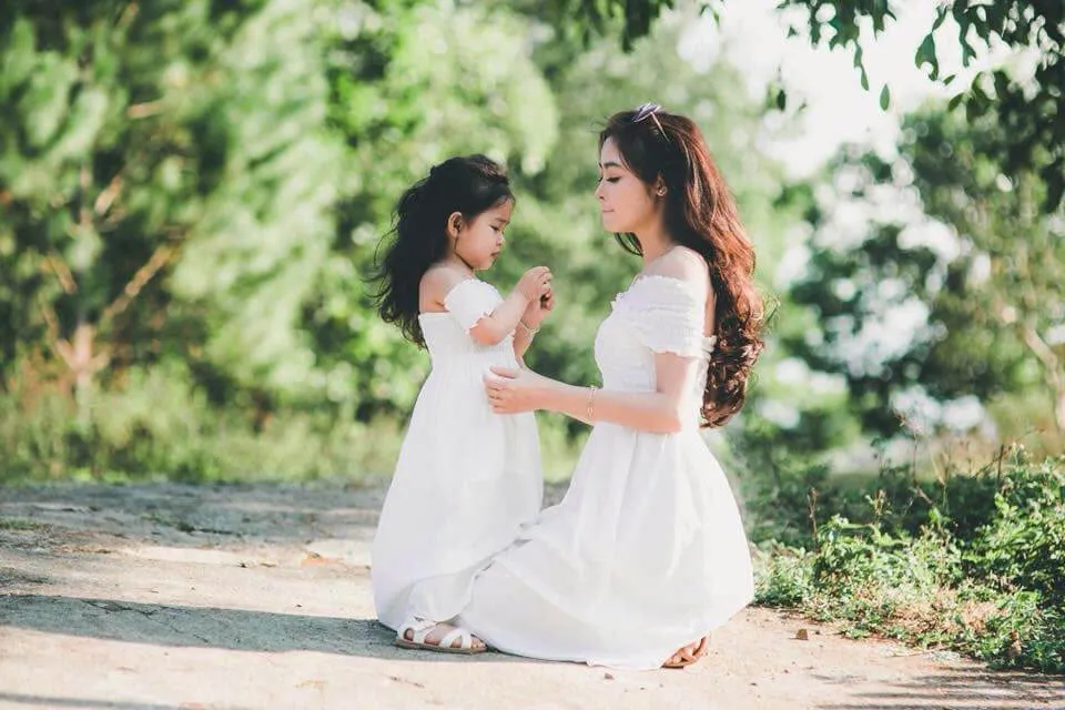 Hình ảnh minh họa niềm vui của con gái khi nhận được lời chúc 1 6 cho con gái yêu từ bố mẹ trong ngày Quốc tế Thiếu nhi.