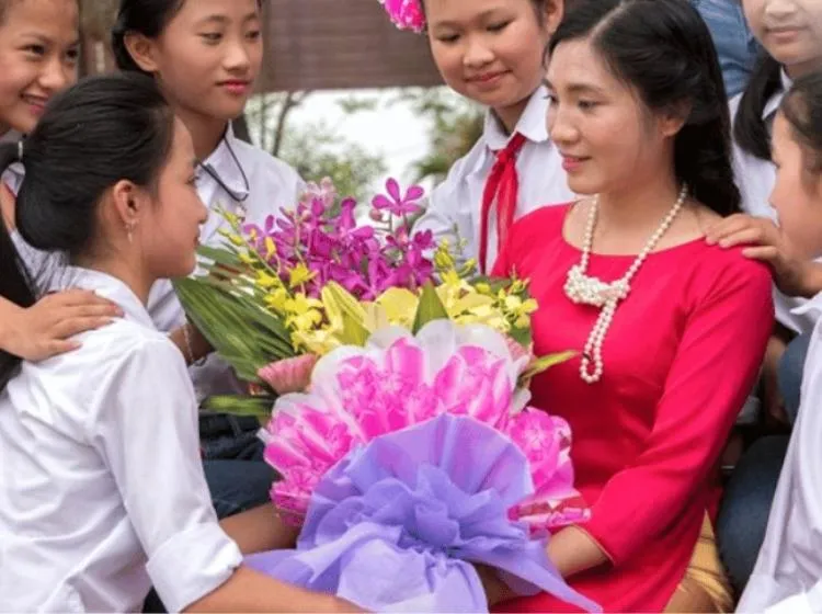 Cô giáo đang mỉm cười vui vẻ trong lớp học