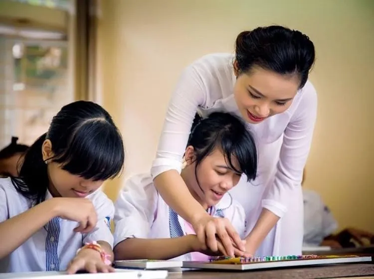 Một bó hoa kèm quà tặng được chụp trong ánh sáng đẹp