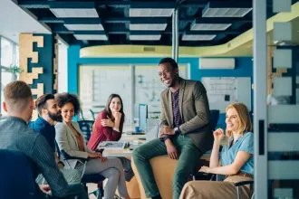 Tạo không khí vui vẻ tại văn phòng với thông điệp hài hước nhân ngày 20/10 cho đồng nghiệp