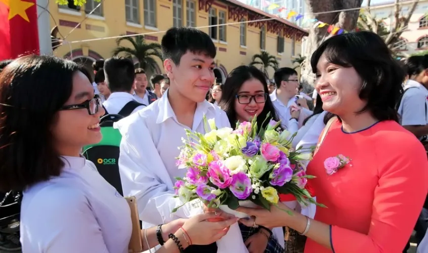 Gửi tặng thầy cô lẵng hoa kèm lời chúc tri ân 20/11