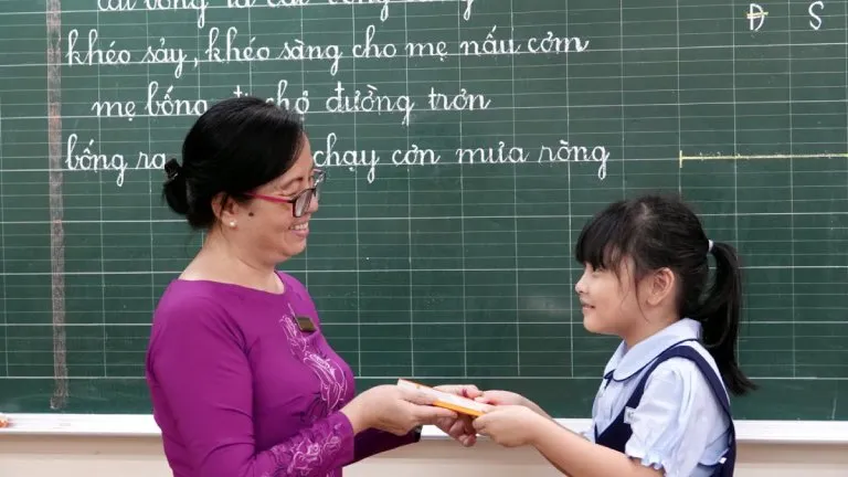 Sự cụ thể trong lời chúc cho cô giáo khi chia tay tạo ra sự kết nối cảm xúc mạnh mẽ