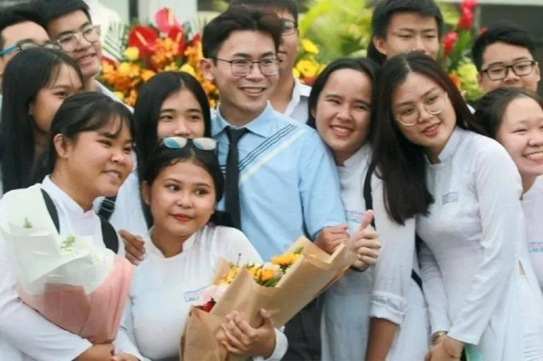 Lời chúc chia tay cô giáo nghỉ hưu hoặc chuyển trường cần thể hiện sự tiếc nuối và niềm tin vào tương lai tươi sáng