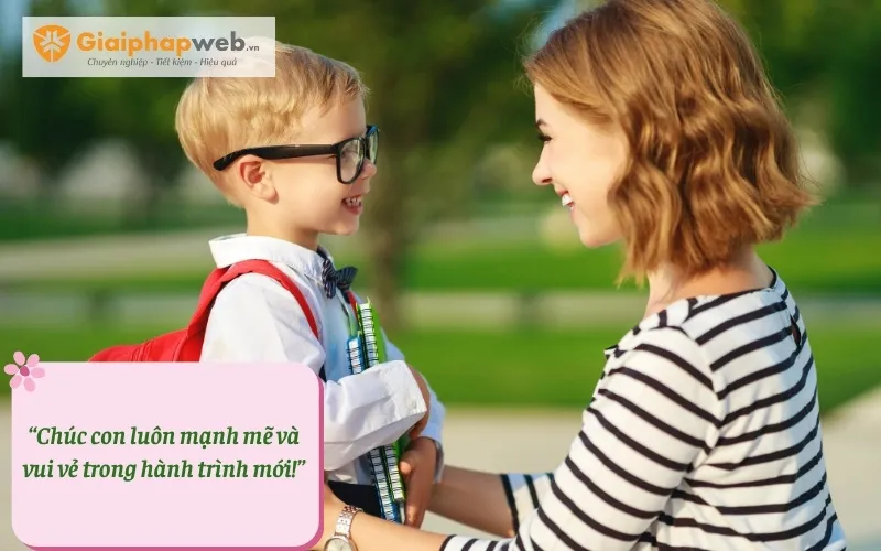 cậu bé đeo cặp sách chuẩn bị vào lớp 1, nhận lời chúc khích lệ từ gia đình