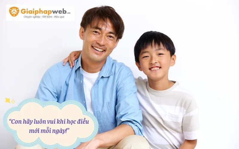 bé trai cầm sách vở hứng thú học tập, biểu tượng của niềm đam mê tri thức