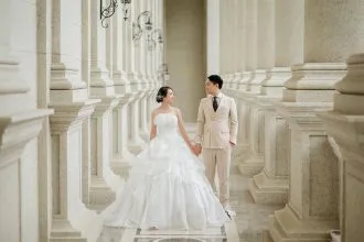 Hình ảnh cặp đôi đang trao nhau một món quà nhỏ kèm thiệp chúc mừng, tạo không khí lãng mạn trong ngày kỷ niệm 1 năm yêu nhau.