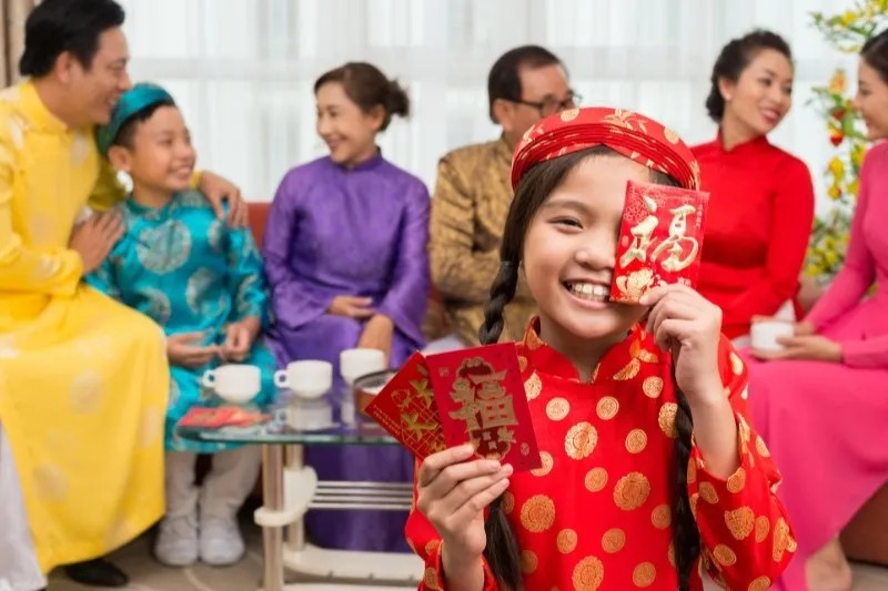 Phong tục lì xì may mắn và lời chúc tết bình an ngày xuân