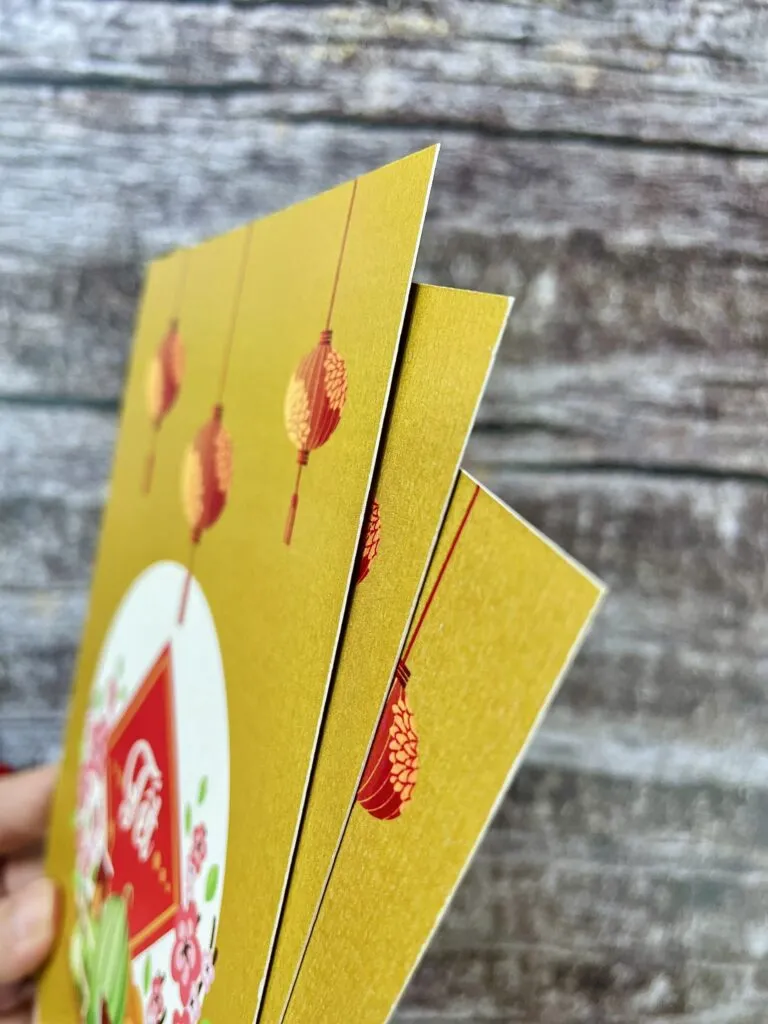 Thiệp Tết sử dụng giấy mỹ thuật cao cấp với màu sắc truyền thống