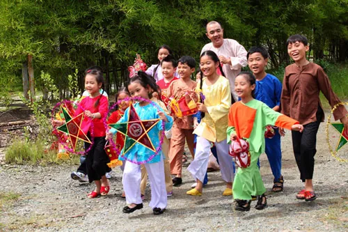 Bé gái hạnh phúc nhận lời chúc Tết từ người lớn, lời chúc tết hay cho bé mang lại niềm vui