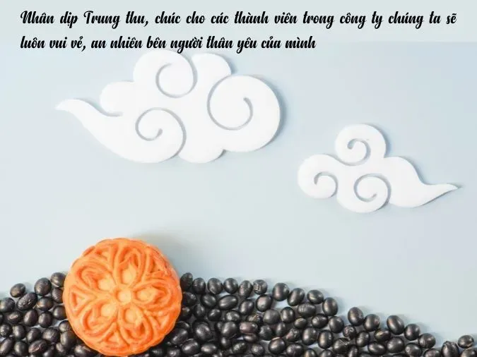 Đồng nghiệp trao quà và gửi lời chúc Trung thu chân thành