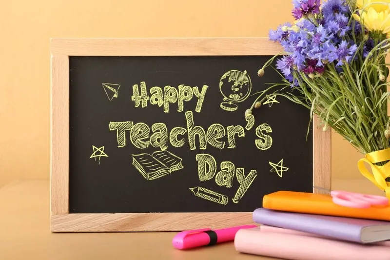 Hình ảnh cuốn sổ tay và bút ký cao cấp, biểu tượng cho nghề giáo và tri thức, thích hợp làm quà tặng kèm lời chúc 20/11