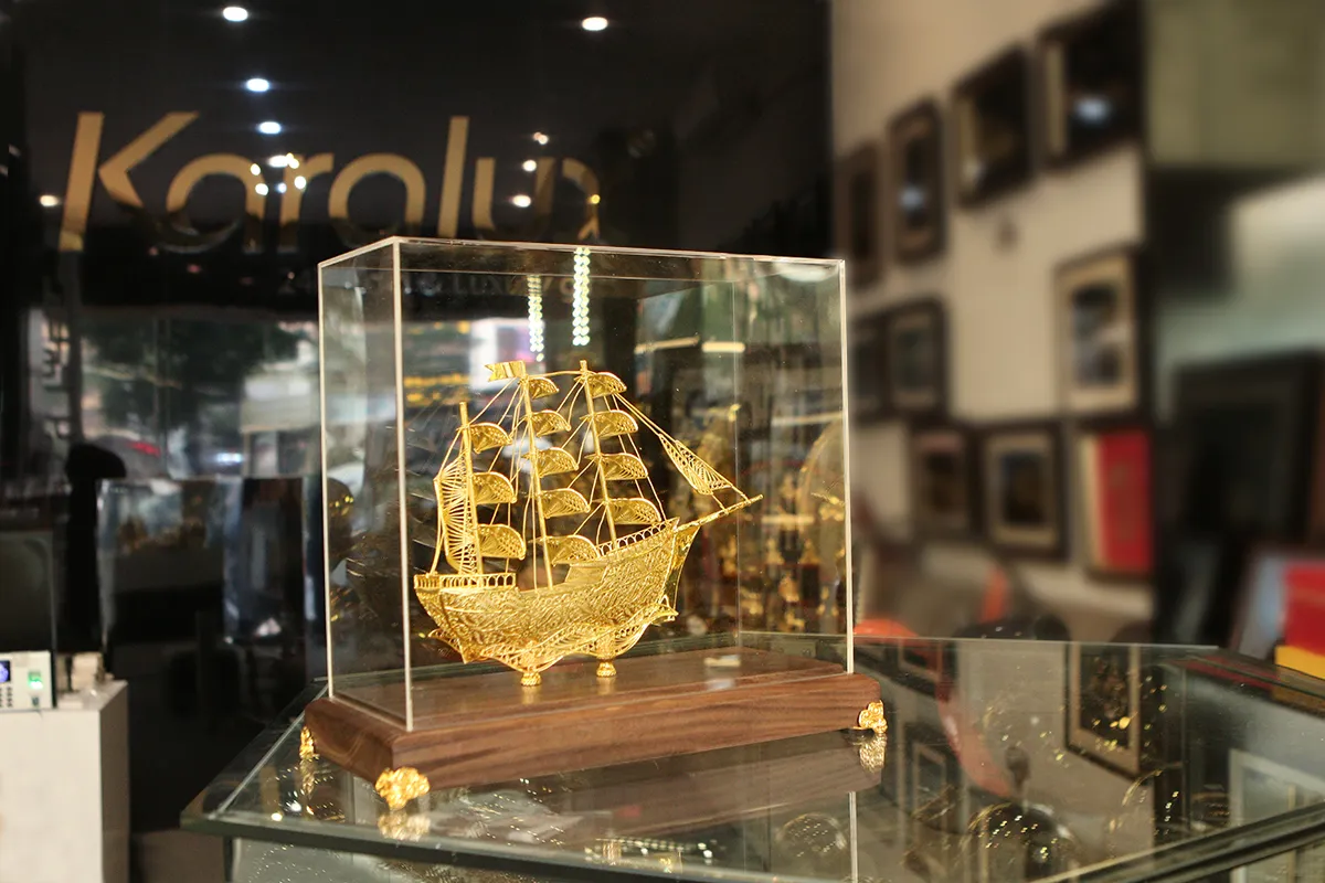 Mô hình thuyền buồm mạ vàng, quà tặng thăng chức ý nghĩa kèm lời chúc sếp thăng chức