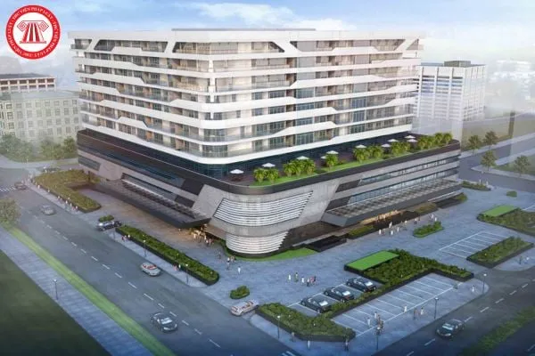 Kiến trúc sư đang làm việc trên bản vẽ phức tạp