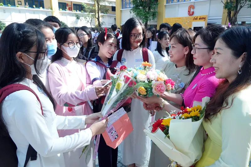 Học sinh tặng hoa và thiệp cho thầy cô giáo nhân ngày 20/11, thể hiện sự kính trọng và lòng biết ơn qua những lời chúc 20 11 đơn giản mà chân thành.