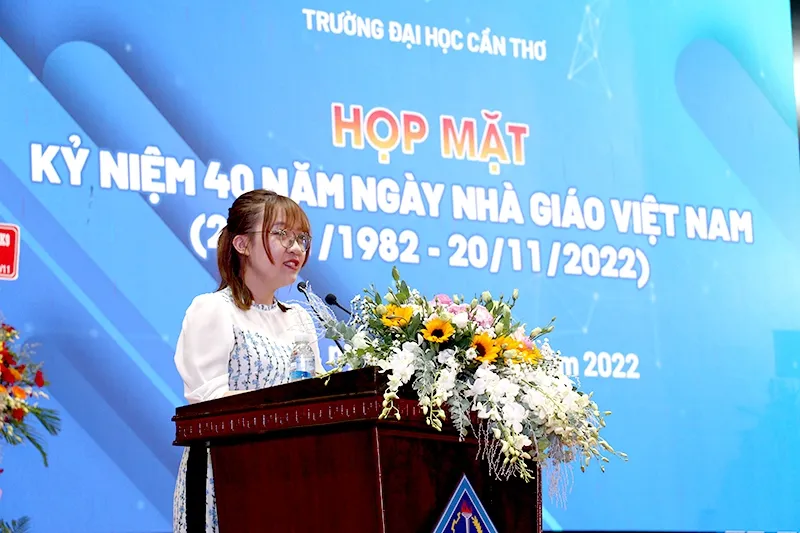 Một giảng viên đang chia sẻ kiến thức trong phòng thí nghiệm, hình ảnh minh họa cho sự tận tâm và những lời chúc 20 11 đơn giản dành cho giảng viên đại học.