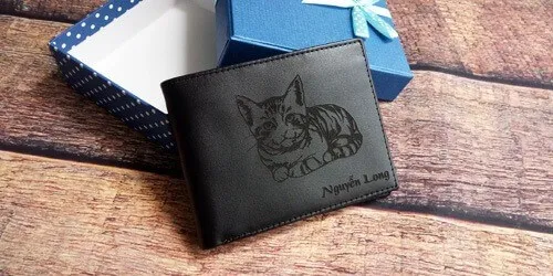 Ví da khắc tên là món quà cho bạn trai và em trai rất ý nghĩa, thể hiện sự tinh tế