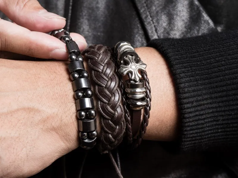 Vòng tay là phụ kiện cơ bản, món quà sinh nhật cho bạn nam thân thiết dễ sử dụng