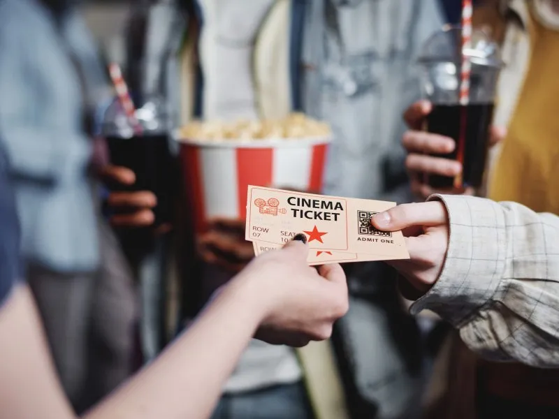 Vé xem phim là món quà giúp tình bạn tạo nên những kỷ niệm đáng nhớ, ý nghĩa cho bạn thân