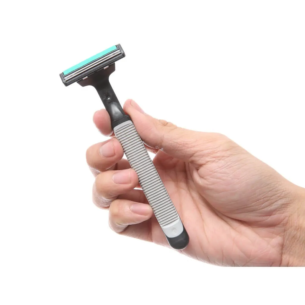 Bộ quà tặng chăm sóc cá nhân gồm dao cạo râu và các phụ kiện, thể hiện sự quan tâm tinh tế đến người anh em trai