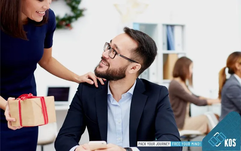 Phụ kiện da và đồng hồ là các ý tưởng quà tặng thiết thực cho đồng nghiệp nam công sở