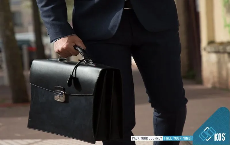 Cặp da công sở chất lượng cao, biểu tượng của sự nghiệp mới khi chọn quà tặng đồng nghiệp nam nghỉ việc