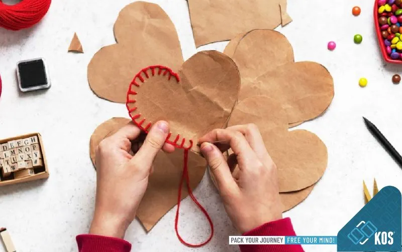 Album ảnh kỷ niệm hoặc thư tay là món quà handmade mang giá trị tinh thần lớn dành cho đồng nghiệp nam