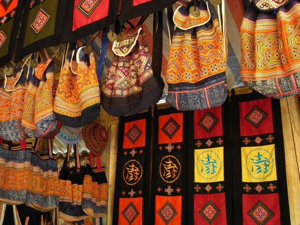 Sản phẩm Thổ cẩm Việt Nam, quà tặng lưu niệm cho khách nước ngoài độc đáo.