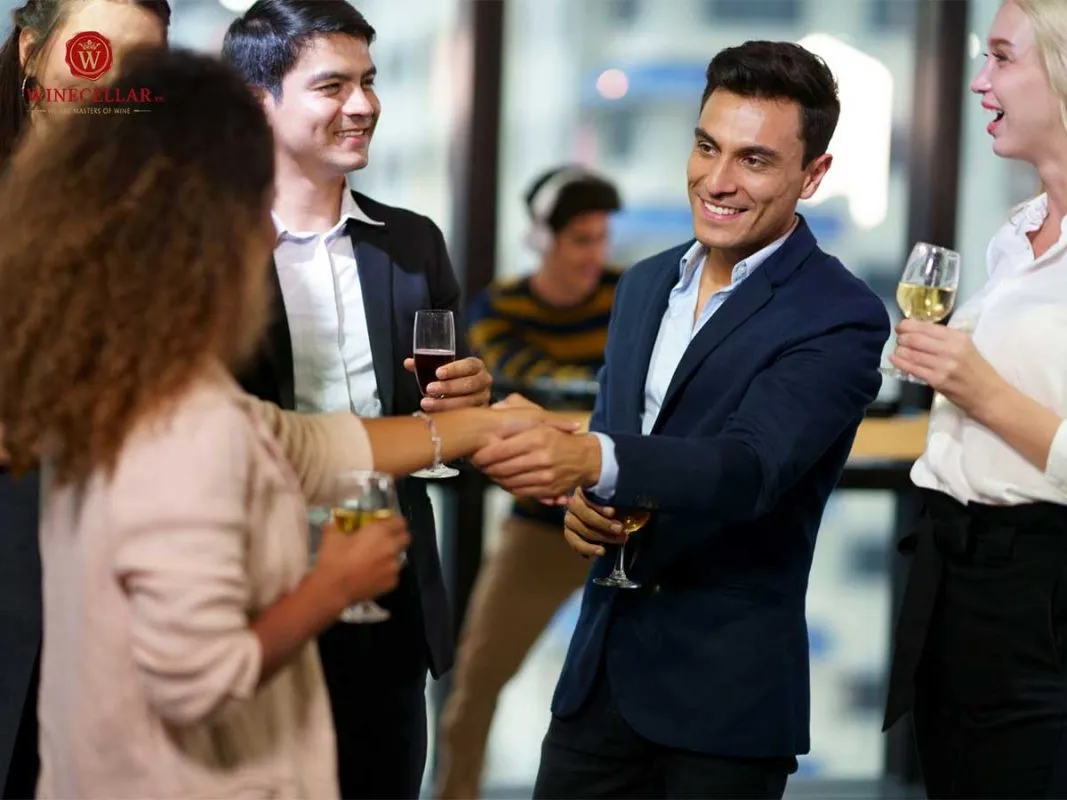 Hộp quà tặng rượu vang được đặt trên nền đỏ, nhấn mạnh sự may mắn và tài lộc